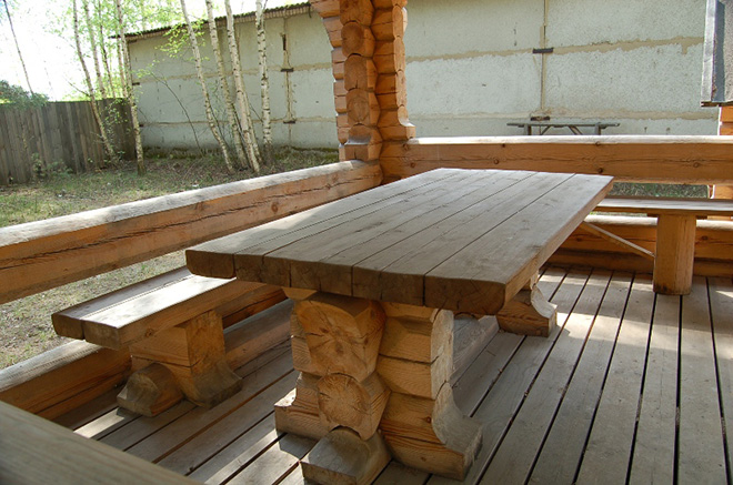 Деревянный стол из бруса и бревна
